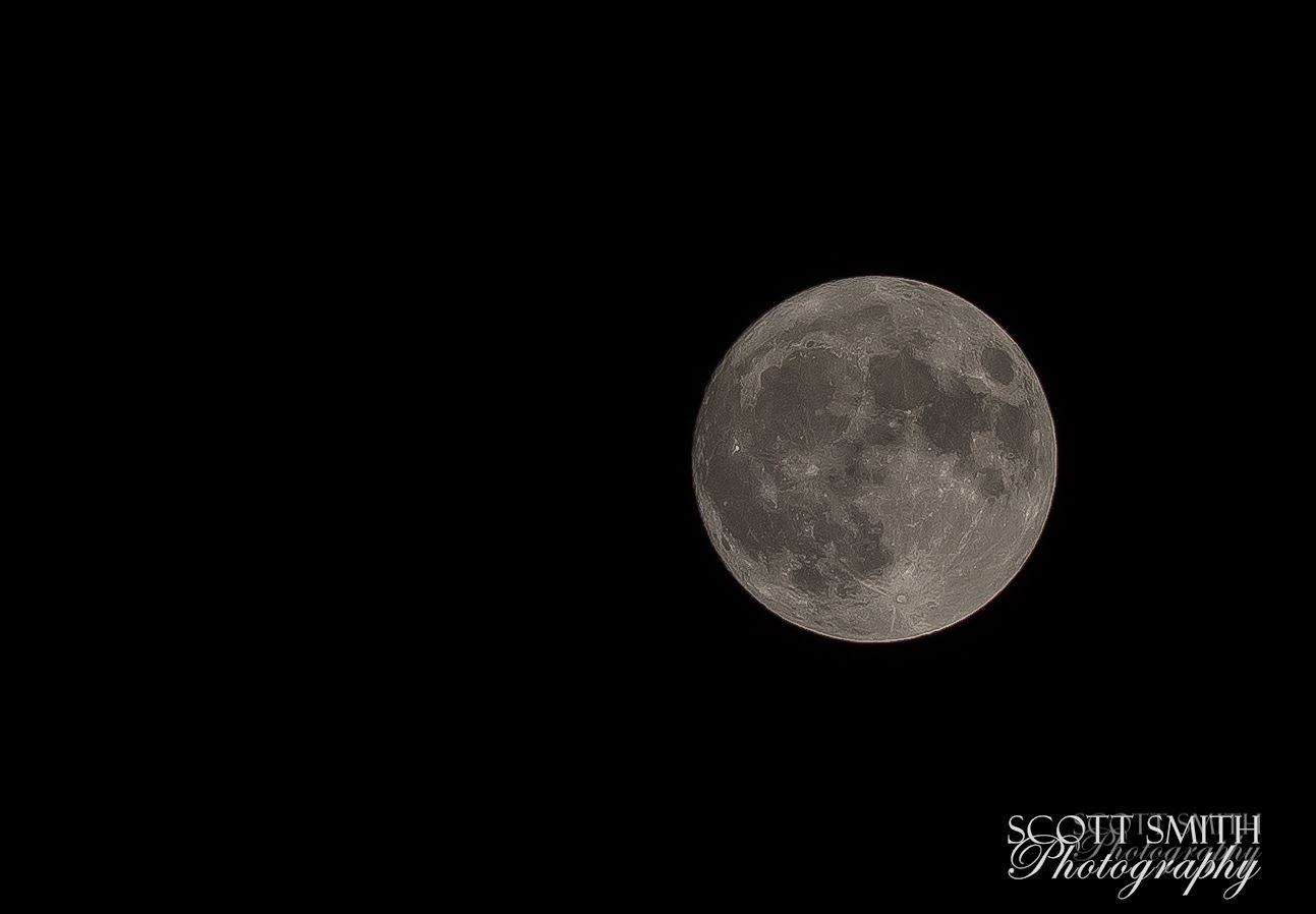 9Y9A5841.jpg - Supermoon tonight. I don't have a super long lens anymore - this is a heavy crop, best I can do with a 200mm.

Canon 5DMk4, Canon 70-200 f/2.8 L II, ISO 100, f/8.0, 200mm. by Scott Smith Photos